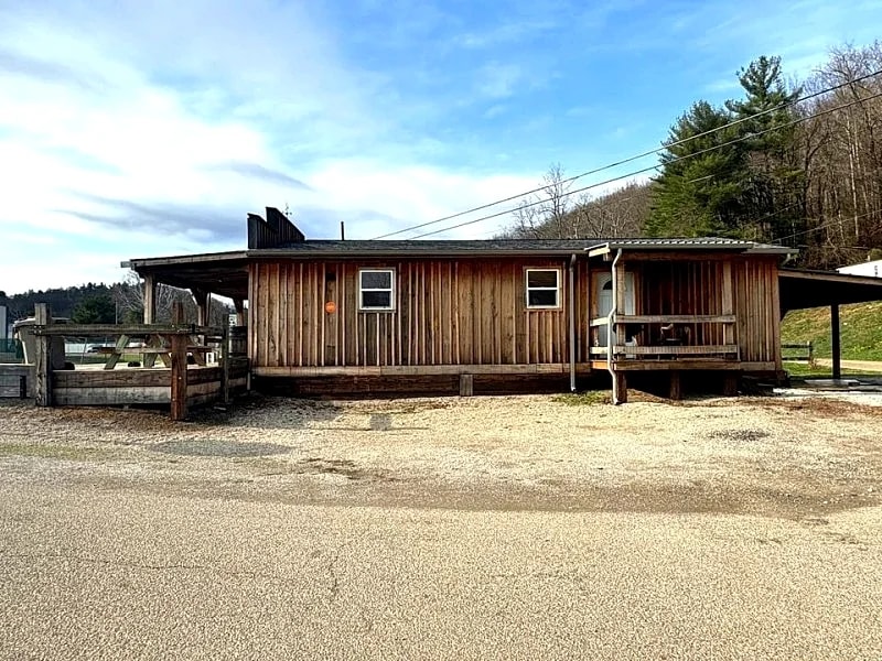Pet Friendly Hitching Post Cabin near Hocking Hills in Nelsonville in Buchtel, Ohio, United States — photo 3