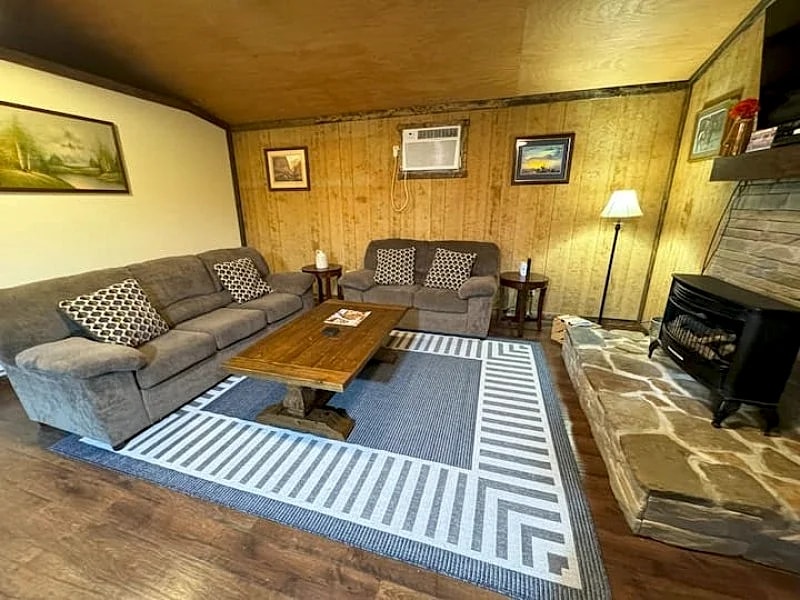 Pet Friendly Hitching Post Cabin near Hocking Hills in Nelsonville in Buchtel, Ohio, United States — photo 4