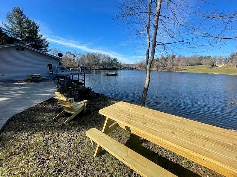 The Island Retreat Cottage on Lake near Hocking Hills in Albany, Ohio, United States — photo 4