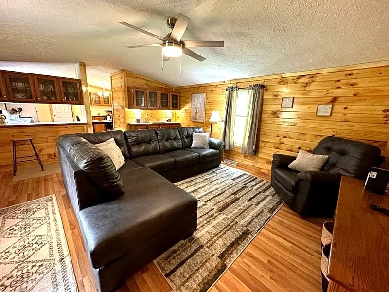 Burr Oak Bungalow near Hocking Hills w/ hot tub in Nelsonville, Ohio, United States — photo 4