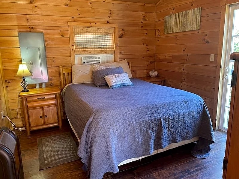 Romantic Prairie Rose Cabin w/ hot tub near Hocking Hills in Logan, Ohio, United States — photo 3