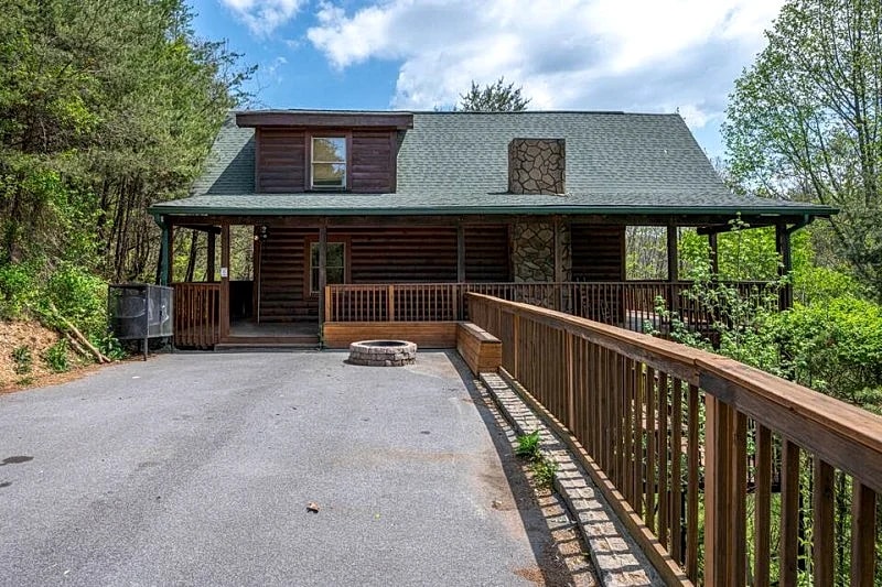 A Bears Haven: Free Attractions, Firepit, Theater, Pool Table in Sevierville, Tennessee, United States — photo 3