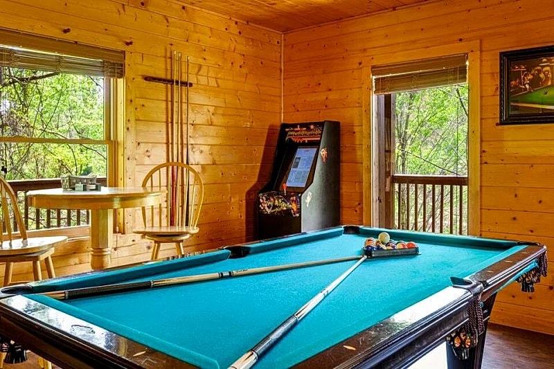 A Bears Haven: Free Attractions, Firepit, Theater, Pool Table in Sevierville, Tennessee, United States — photo 5