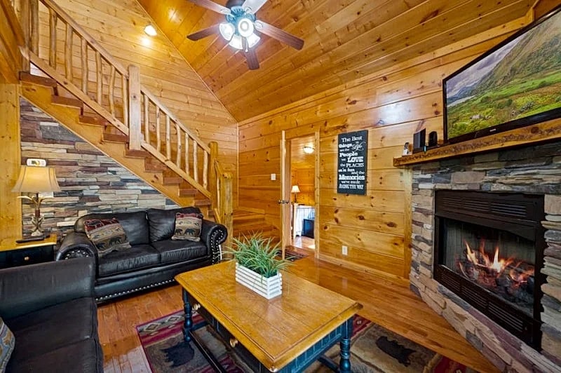 Bearfoot Dreams Cabin: Outdoor Firepit, Hot Tub, Pool Table in Sevierville, Tennessee, United States — photo 4