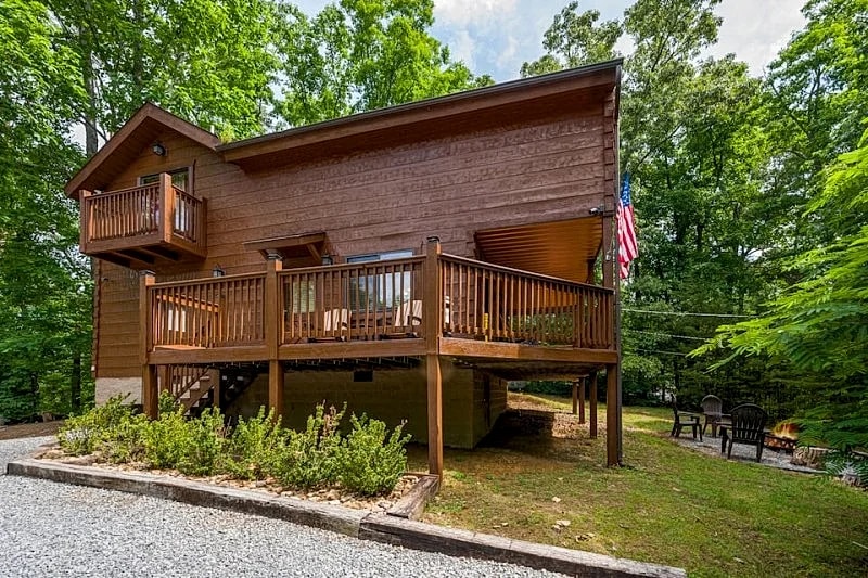 Bearfoot Dreams Cabin: Outdoor Firepit, Hot Tub, Pool Table