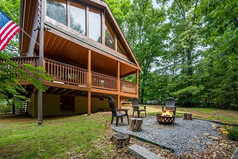 Bearfoot Dreams Cabin: Outdoor Firepit, Hot Tub, Pool Table in Sevierville, Tennessee, United States — photo 3