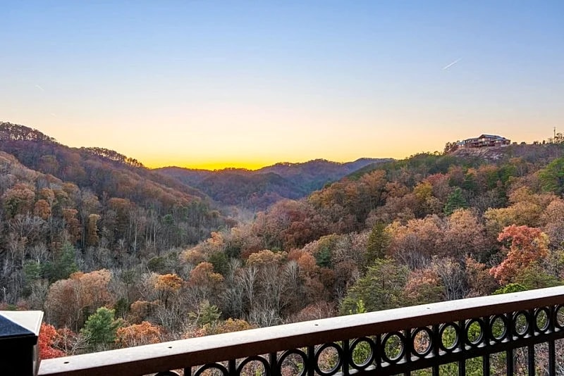 Heaven's Gates Cabin: Hot Tub, Pool Table, Gas Fireplace in Sevierville, Tennessee, United States — photo 3