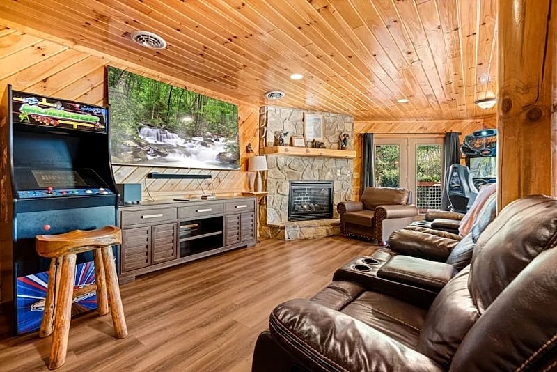 Evergreen Escape Cabin: Hot Tub, Arcade Games, Fireplace in Sevierville, Tennessee, United States — photo 5