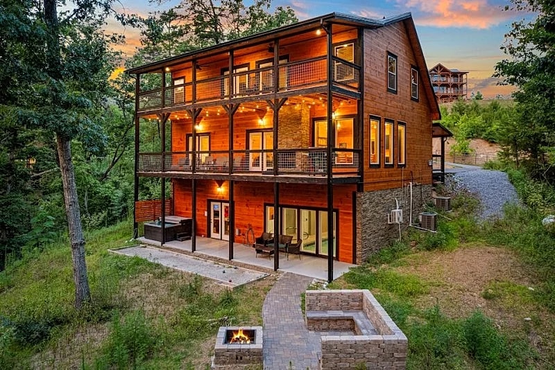 Silver Stag Lodge! Indoor pool, hot tub, bocce, theater & firepit in Sevierville, Tennessee, United States — photo 4