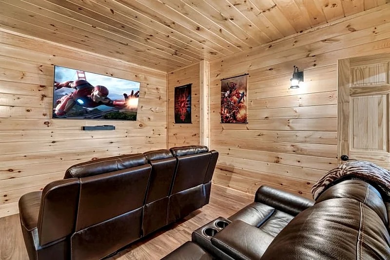 Hemlocke Hideaway Cabin w/ Mountain Views Hot tub Firepit in Sevierville, Tennessee, United States — photo 3