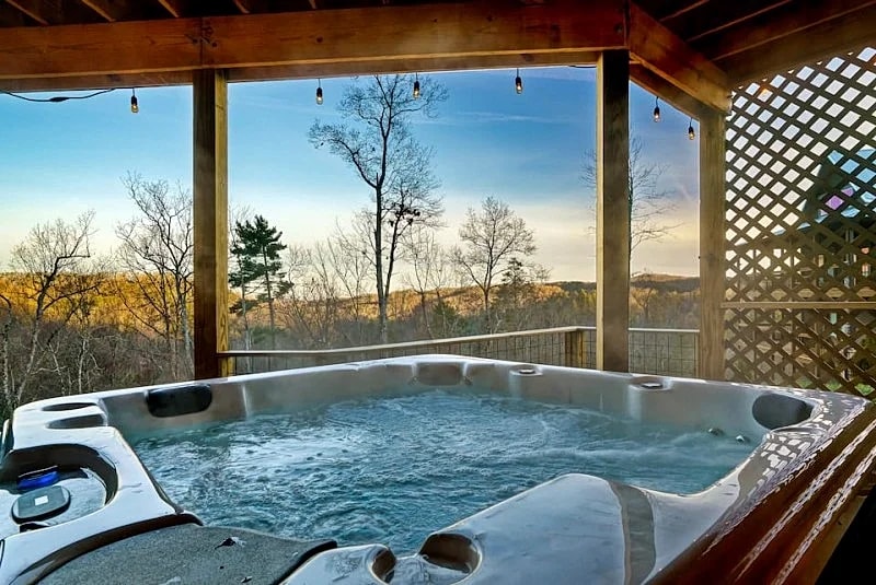 Hemlocke Hideaway Cabin w/ Mountain Views Hot tub Firepit in Sevierville, Tennessee, United States — photo 2