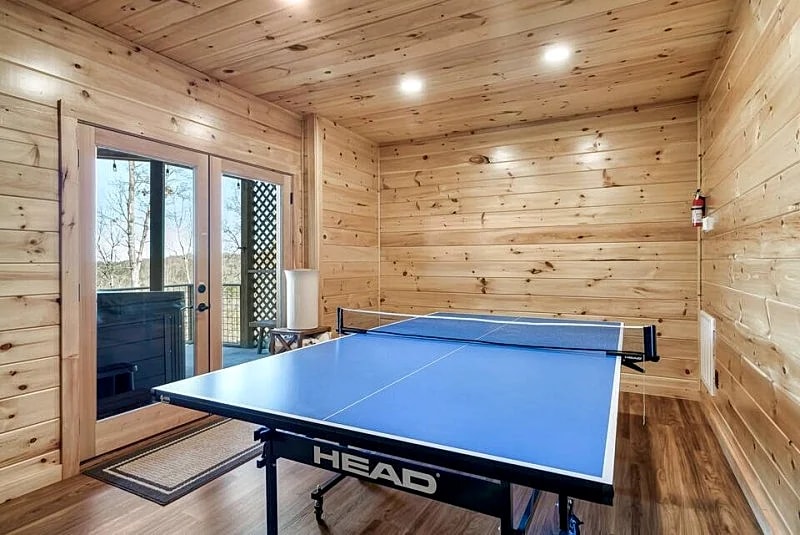 Hemlocke Hideaway Cabin w/ Mountain Views Hot tub Firepit in Sevierville, Tennessee, United States — photo 5