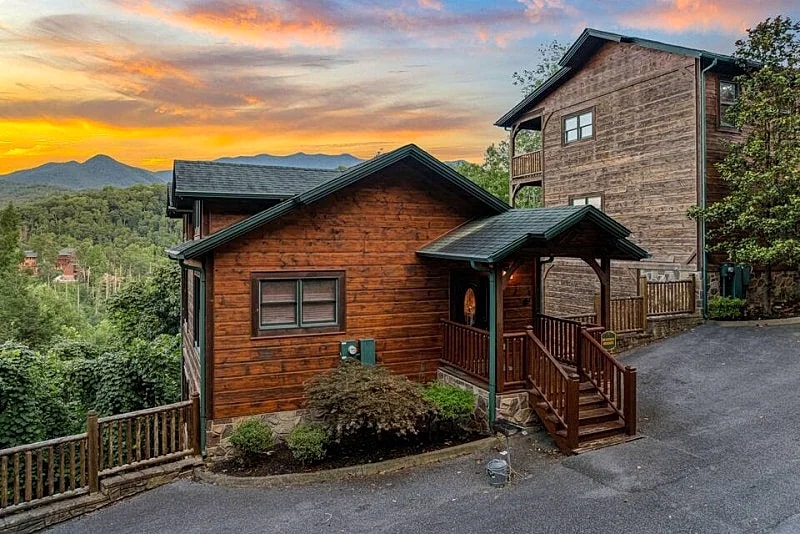 Heavenly Heights Cabin w/ Hot Tub, Resort Pool, Game Room in Gatlinburg, Tennessee, United States — photo 3