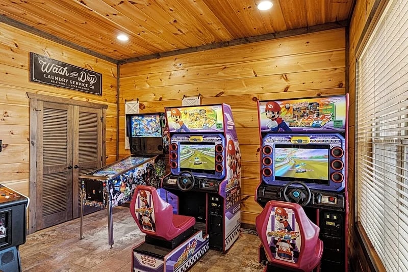 Gatlinburg Overlook Cabin: Private Swim Spa, Game Room in Gatlinburg, Tennessee, United States — photo 4