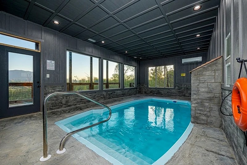 A Bear's Gatlinburg Plunge Cabin: Pool, Hot Tub, Games in Gatlinburg, Tennessee, United States — photo 2