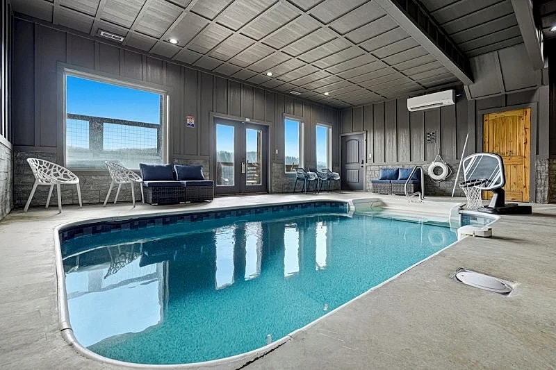 Shangrila Splashing Views Cabin: Indoor Pool, Hot Tub in Sevierville, Tennessee, United States — photo 2