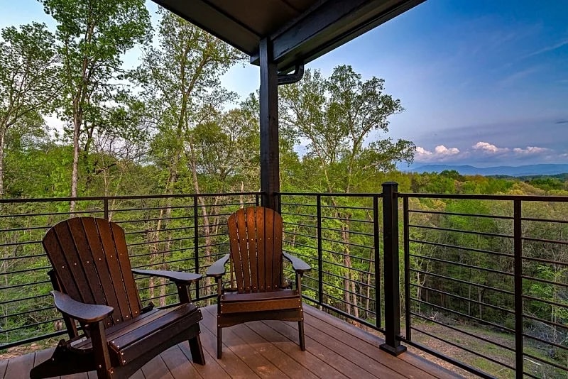 Smokies Sunset Splash Cabin: Pool, Hot Tub, EV Charger in Sevierville, Tennessee, United States — photo 5