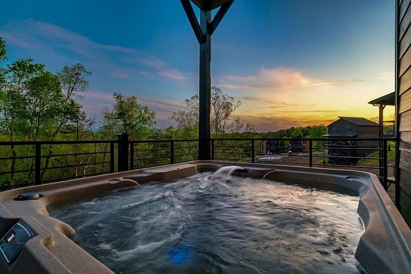 Smokies Sunset Splash Cabin: Pool, Hot Tub, EV Charger in Sevierville, Tennessee, United States — photo 4