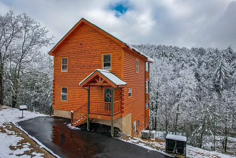 Timber River Cabin w/ Indoor Pool, Game Room, Fireplace in Pigeon Forge, Tennessee, United States — photo 3