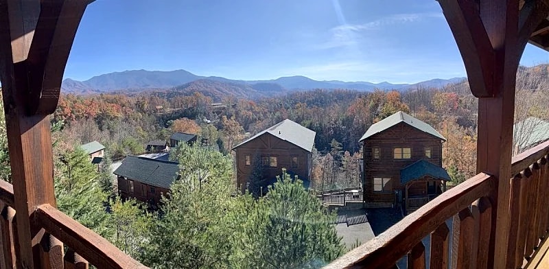 Smoky Mountain Views Cabin: Hot Tub, Jukebox, Theater in Gatlinburg, Tennessee, United States — photo 5