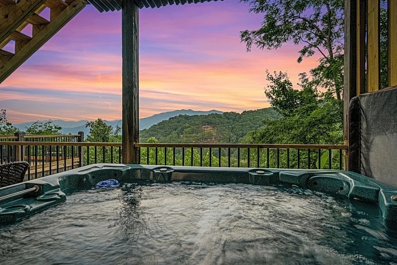 Bears on Skis Cabin: GameRoom HotTub Mtn Views & ski area in Gatlinburg, Tennessee, United States — photo 2