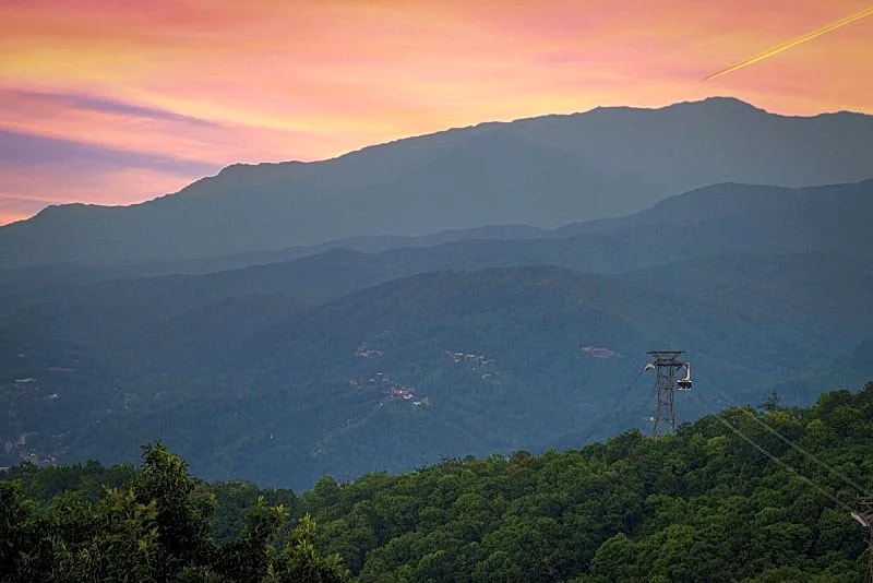 Bears on Skis Cabin: GameRoom HotTub Mtn Views & ski area in Gatlinburg, Tennessee, United States — photo 3