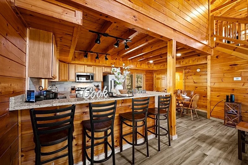 Glennwood Lodge: Secluded Wrap around Deck & Games in Sevierville, Tennessee, United States — photo 4