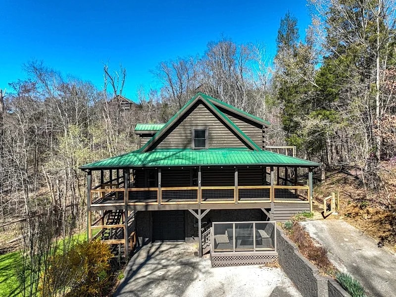 Glennwood Lodge: Secluded Wrap around Deck & Games in Sevierville, Tennessee, United States — photo 2