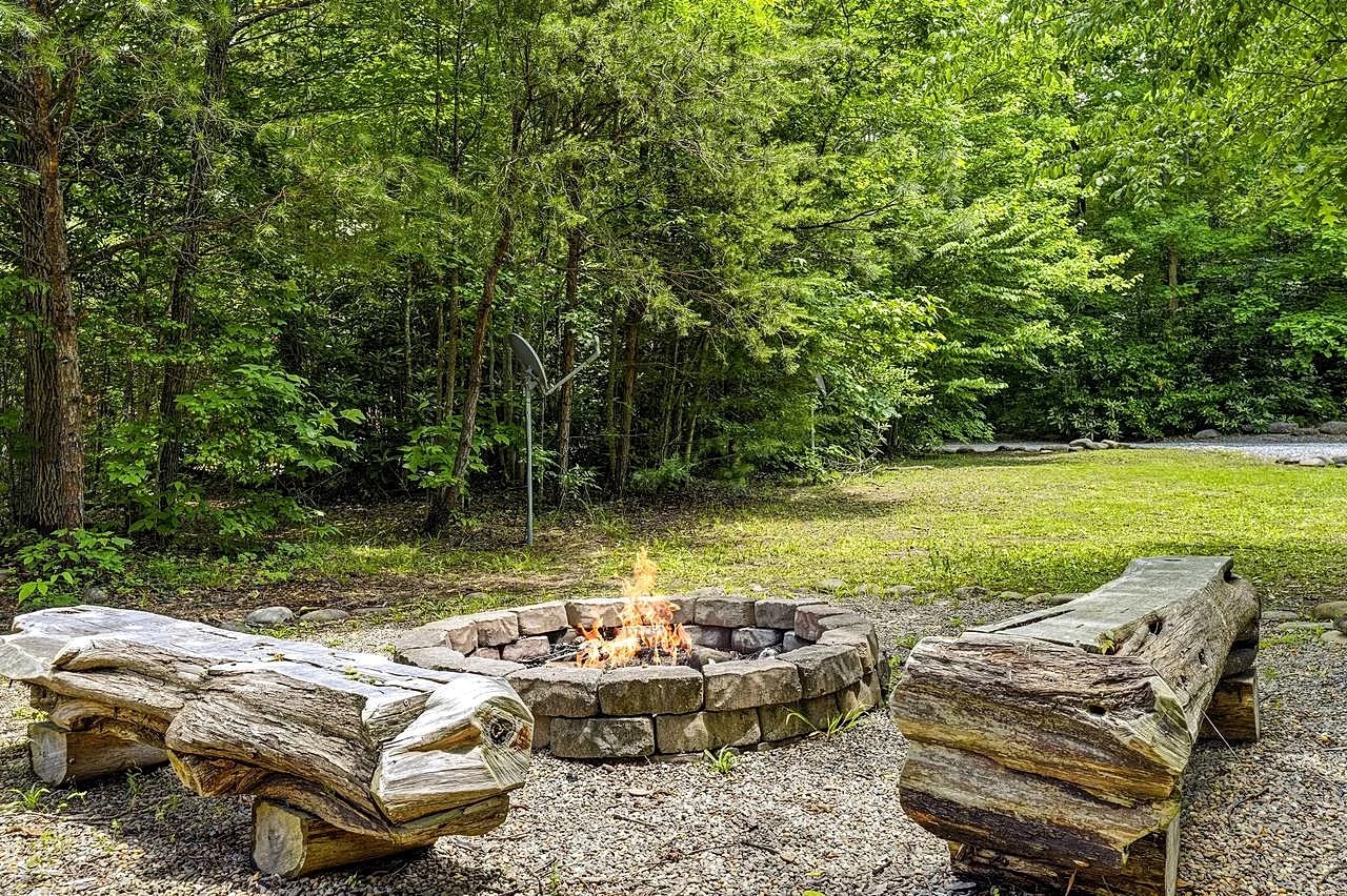 Cherokee Pool Lodge - Cosby Cabin - Smoky Mountains in Cosby, Tennessee, United States — photo 5