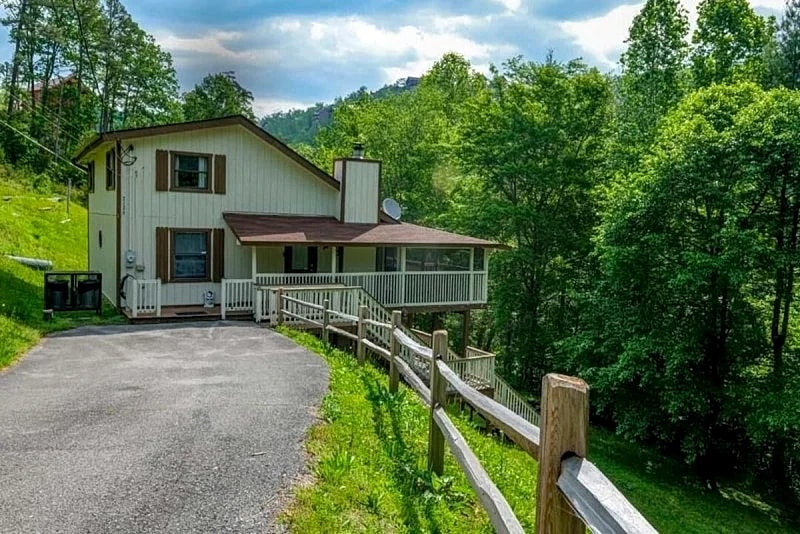 Hidden Vineyard Cabin in Pigeon Forge w/ Hot Tub, Fireplace in Sevierville, Tennessee, United States — photo 5