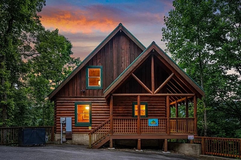 Above the Pines Cabin w/ hot tub, pool table & resort pool in Pigeon Forge, Tennessee, United States — photo 3