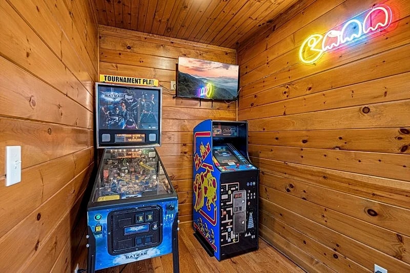 Remote Rendezvous Cabin Close to Town, Hottub, gameroom in Gatlinburg, Tennessee, United States — photo 3