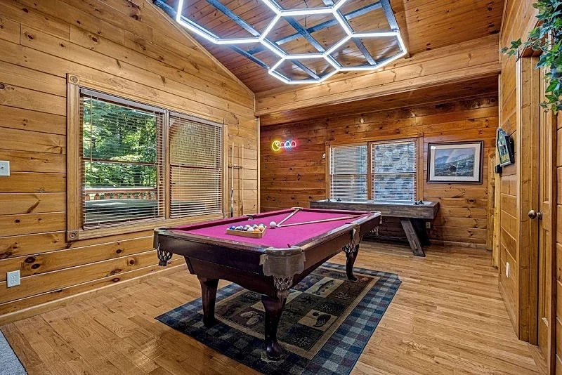 Remote Rendezvous Cabin Close to Town, Hottub, gameroom in Gatlinburg, Tennessee, United States — photo 2
