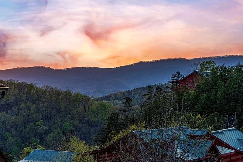 Abounding Grace Spacious Cabin, Mountain View, Hot Tub in Sevierville, Tennessee, United States — photo 4