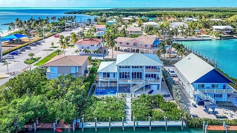 Sombrero Beach Luxury Retreat, Steps to the Beach 4BR 4BA in Marathon, Florida, United States — photo 4