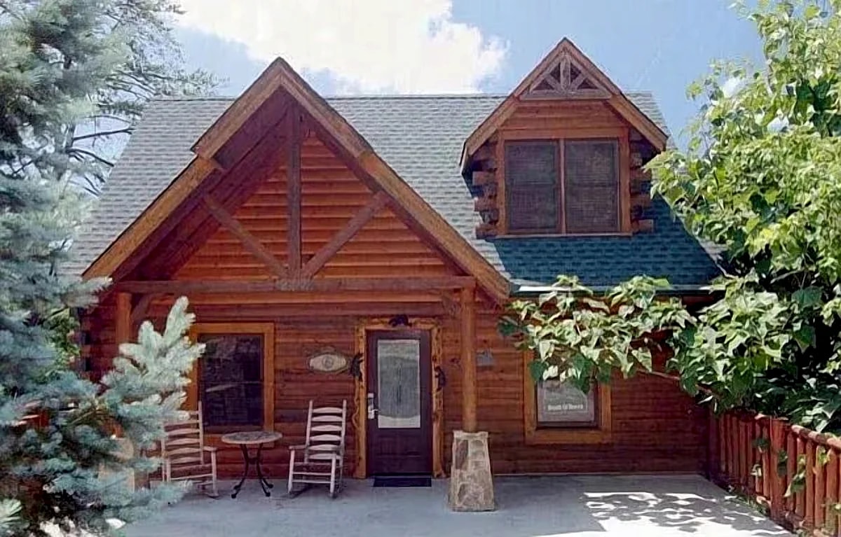Breath of Heaven, Sevierville Cabin with Hot Tub