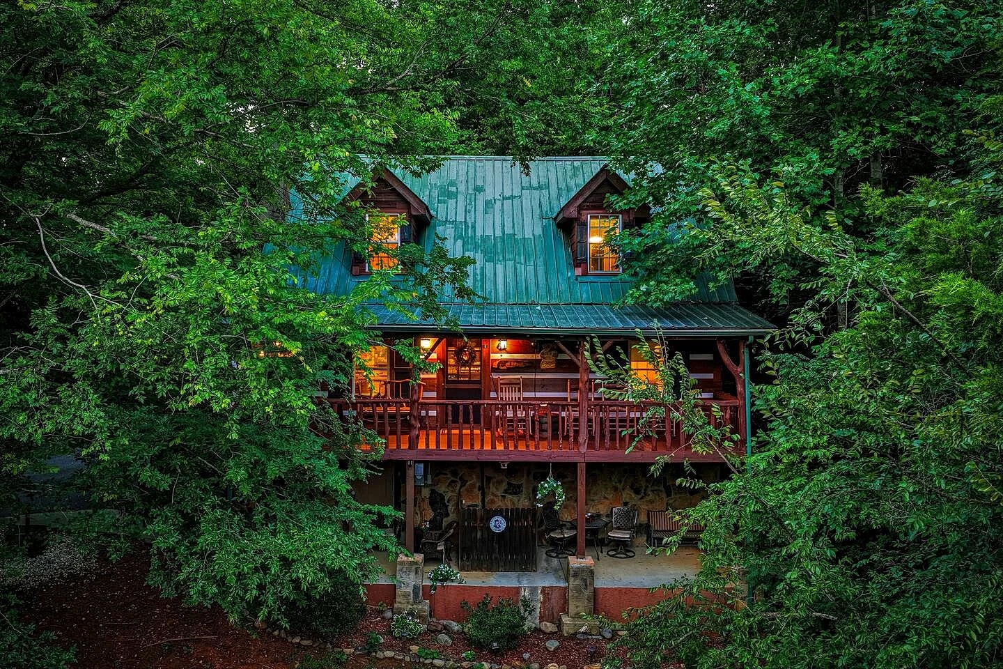 Sweet Annie | Dog-Friendly Pigeon Forge Cabin with Hot Tub in Sevierville, Tennessee, United States — photo 3