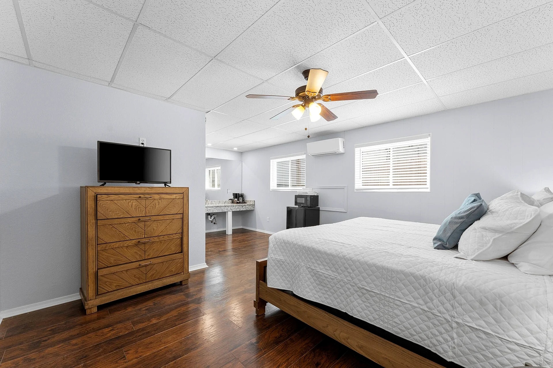 Relax and Recharge at Our Lakeside Retreat! SC5