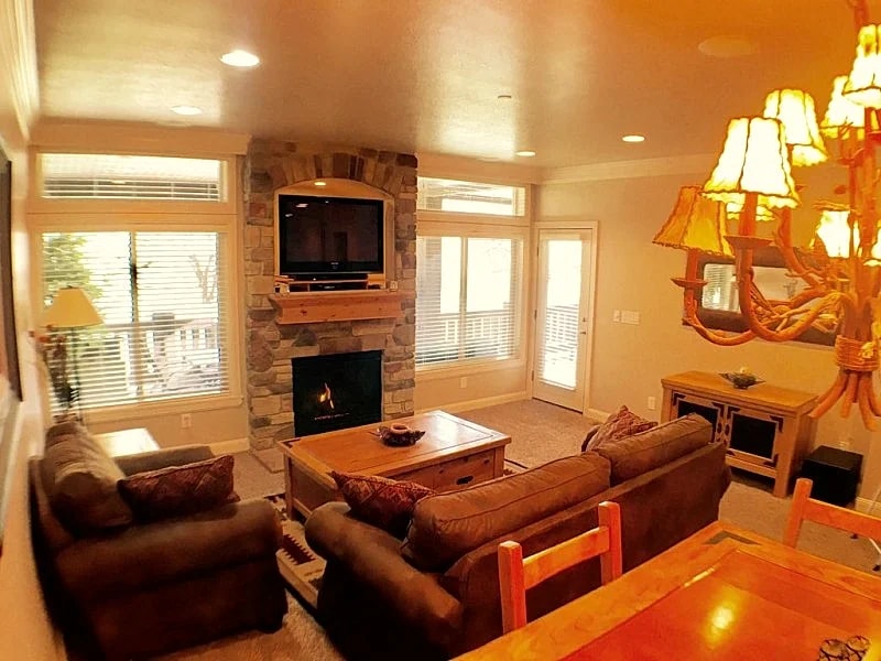 Snowbasin/Lakeside Village Beautiful Vacation Home. Hot tub/Garage/2000sqft in Huntsville, Utah, United States — photo 1