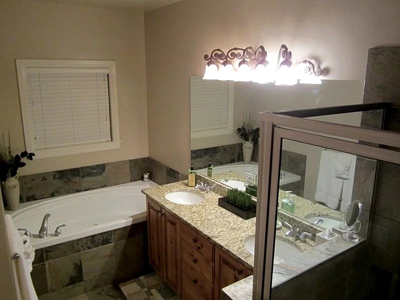 Snowbasin/Lakeside Romantic Get Away. Luxuries Condo w/Hot Tub in Huntsville, Utah, United States — photo 3