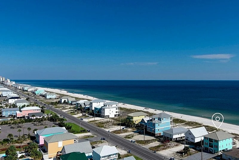 Beachfront Big Living Room + Kitchen + FREE Golf & Activities at 'Lagniappe II in Gulf Shores, Alabama, United States — photo 5