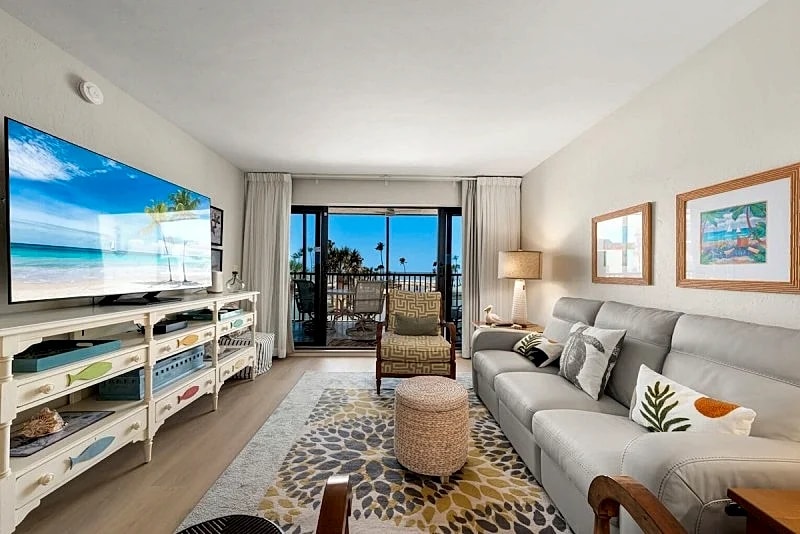 Completely renovated one bedroom on the beach, 65' Samsung TV tennis, pool. in Sanibel, Florida, United States — photo 2