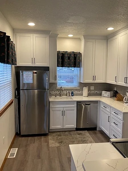 Modern Coastal Retreat with Remodeled Kitchen and Private Hot Tub in Seaside, Oregon, United States — photo 5