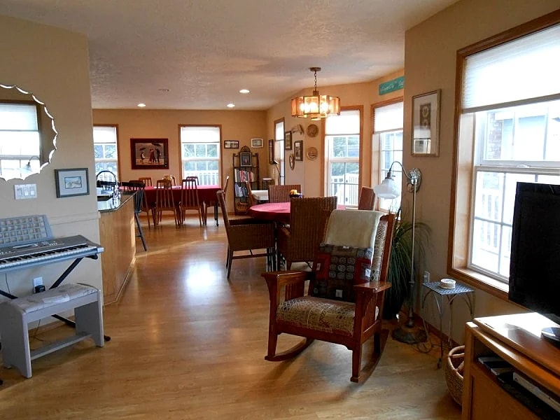 Beautiful 5000 sq. ft property ~ 3 levels w/ wrap around deck panoramic view in Seaside, Oregon, United States — photo 2