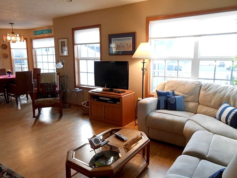 Beautiful 5000 sq. ft property ~ 3 levels w/ wrap around deck panoramic view in Seaside, Oregon, United States — photo 5