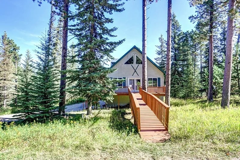 Aaron`s Aspen Retreat- Pet Friendly, Hot tub, Scenic views in Lead, South Dakota, United States — photo 5