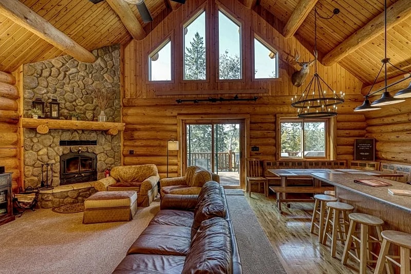 Deer Haven Lodge | 4 Bed, 2 Bath in Lead, South Dakota, United States — photo 2