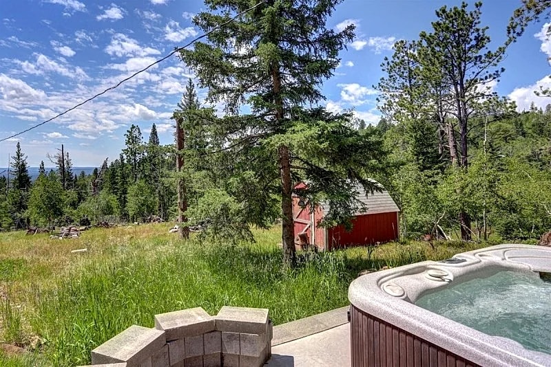 Wanderlust Cabin - With private hot tub! in Lead, South Dakota, United States — photo 4