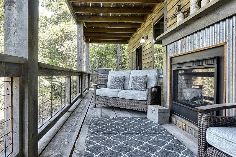 Lucky 7 Lodge - Beautiful 4 bedroom with mountain views close to the ski slopes!