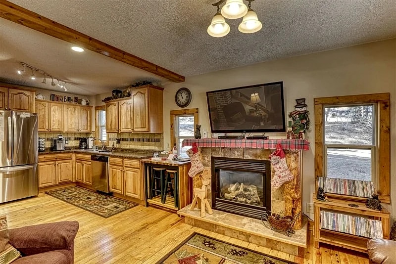 Tall Timbers Lodge with foosball, private hot tub and close to the slopes! in Lead, South Dakota, United States — photo 2